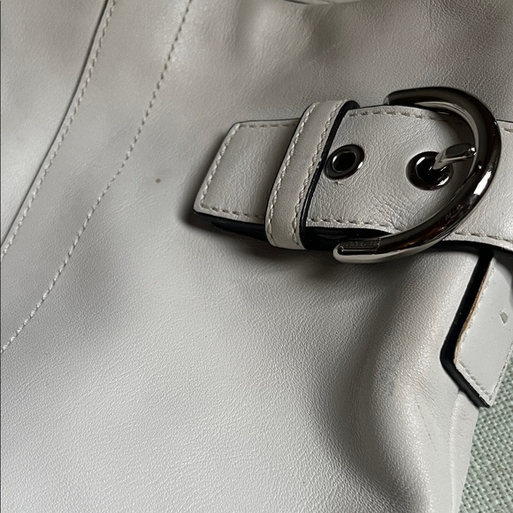 Vintage Coach White Leather Shoulder Bag
With Silver Tone Buckles And Rings - Picture 11 of 12